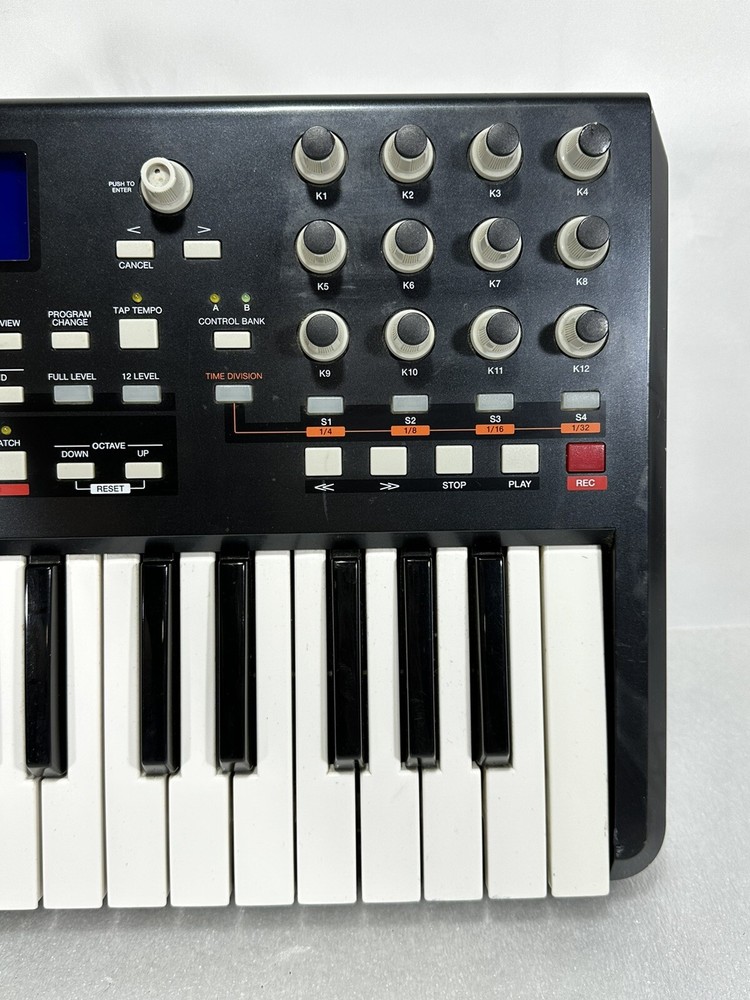 AKAI MPK25 ~ 25-key Keyboard Controller with MPC Pads ~ Working