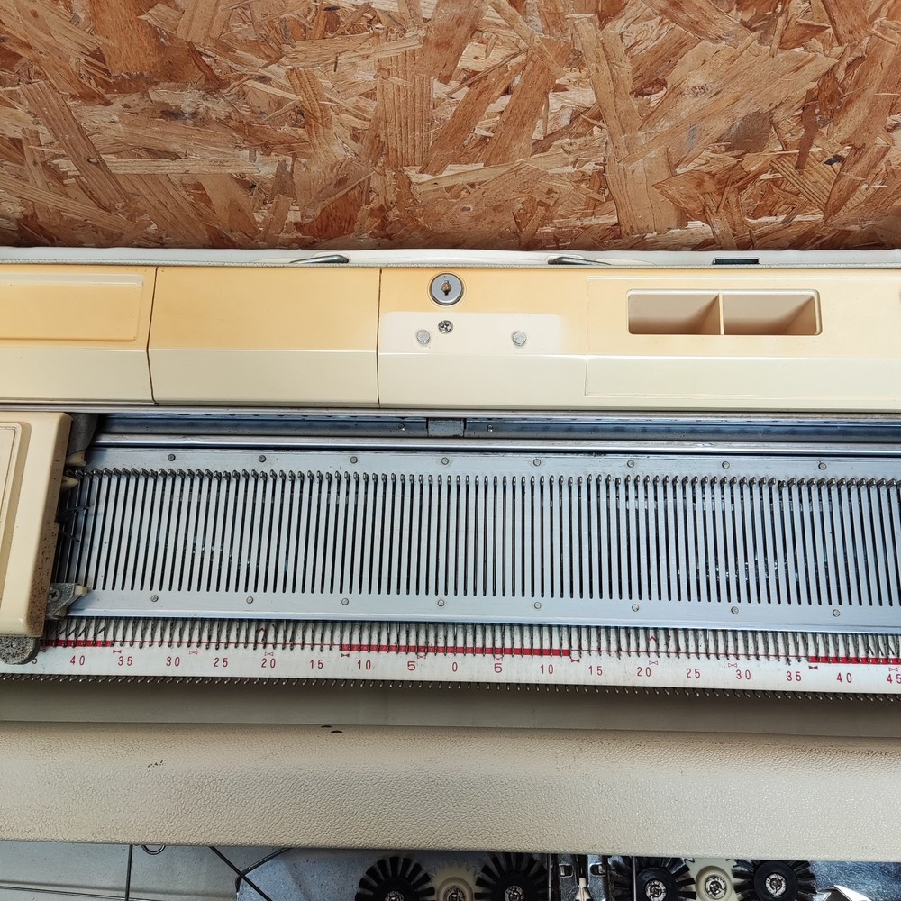 BROTHER KH-830 KNITTING MACHINE WITH ACCESSORIES READ DESCRIPTION