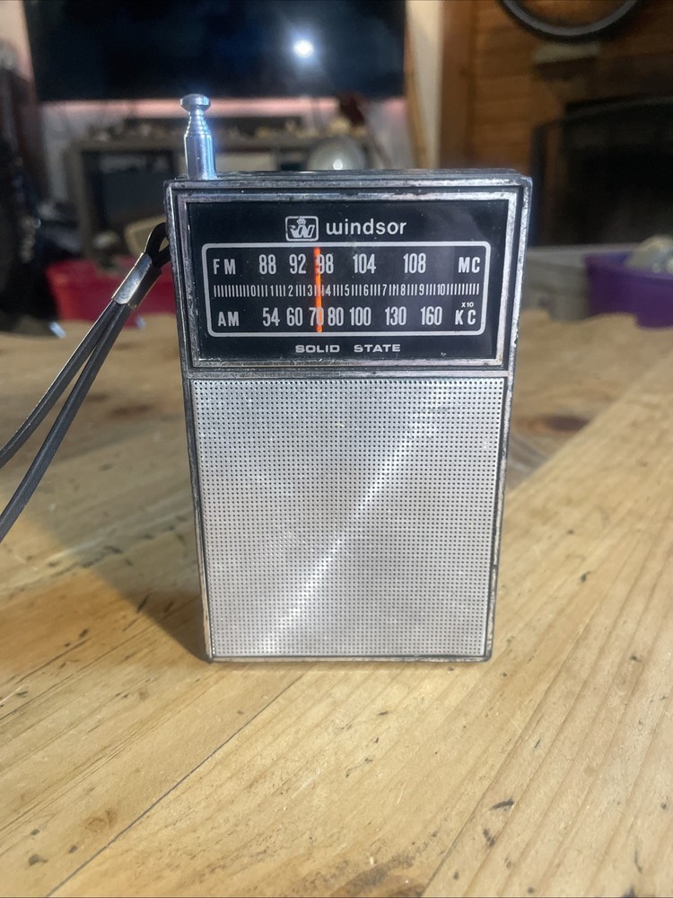 Windsor Solid Antique Pocket Radio Approx 1968