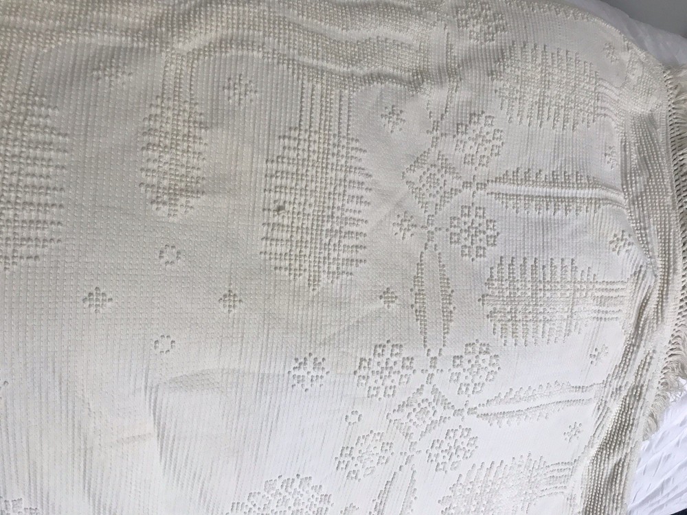 Bates Chenille Bed Spread With Fringe 90x110”