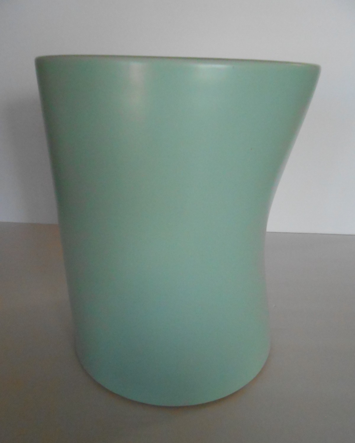 UMBRA CERAMIC SEA FOAM GREEN UMBRELLA STAND MID-CENTURY MODERN STYLE 9.75" by 8"