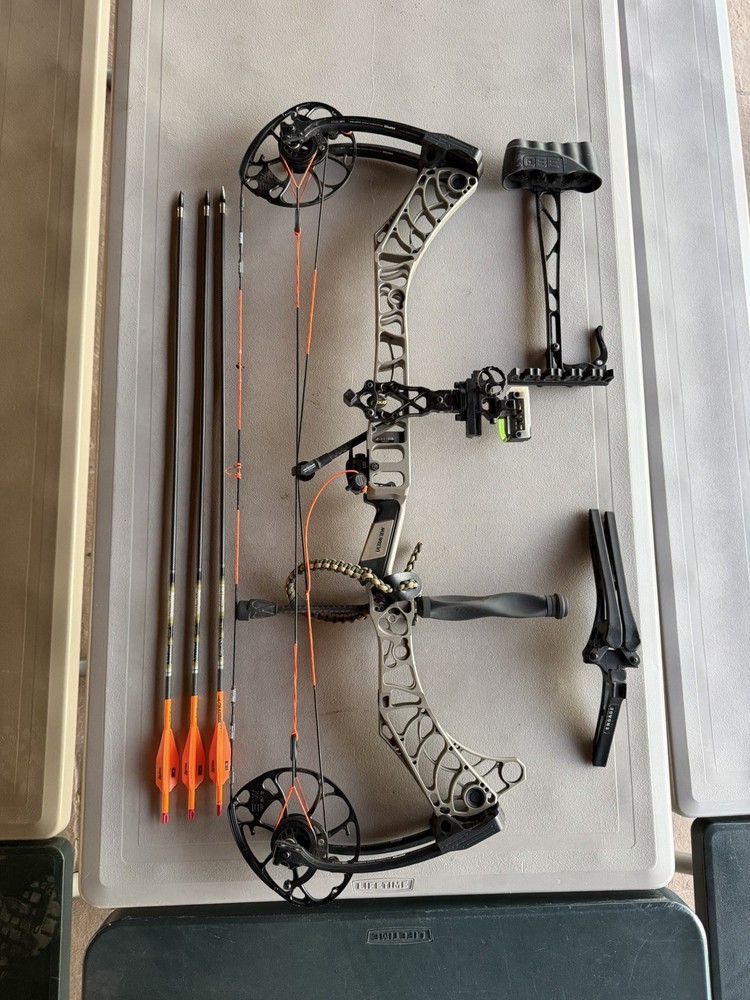 Matthews compound bow phase 4 33 Right Hand