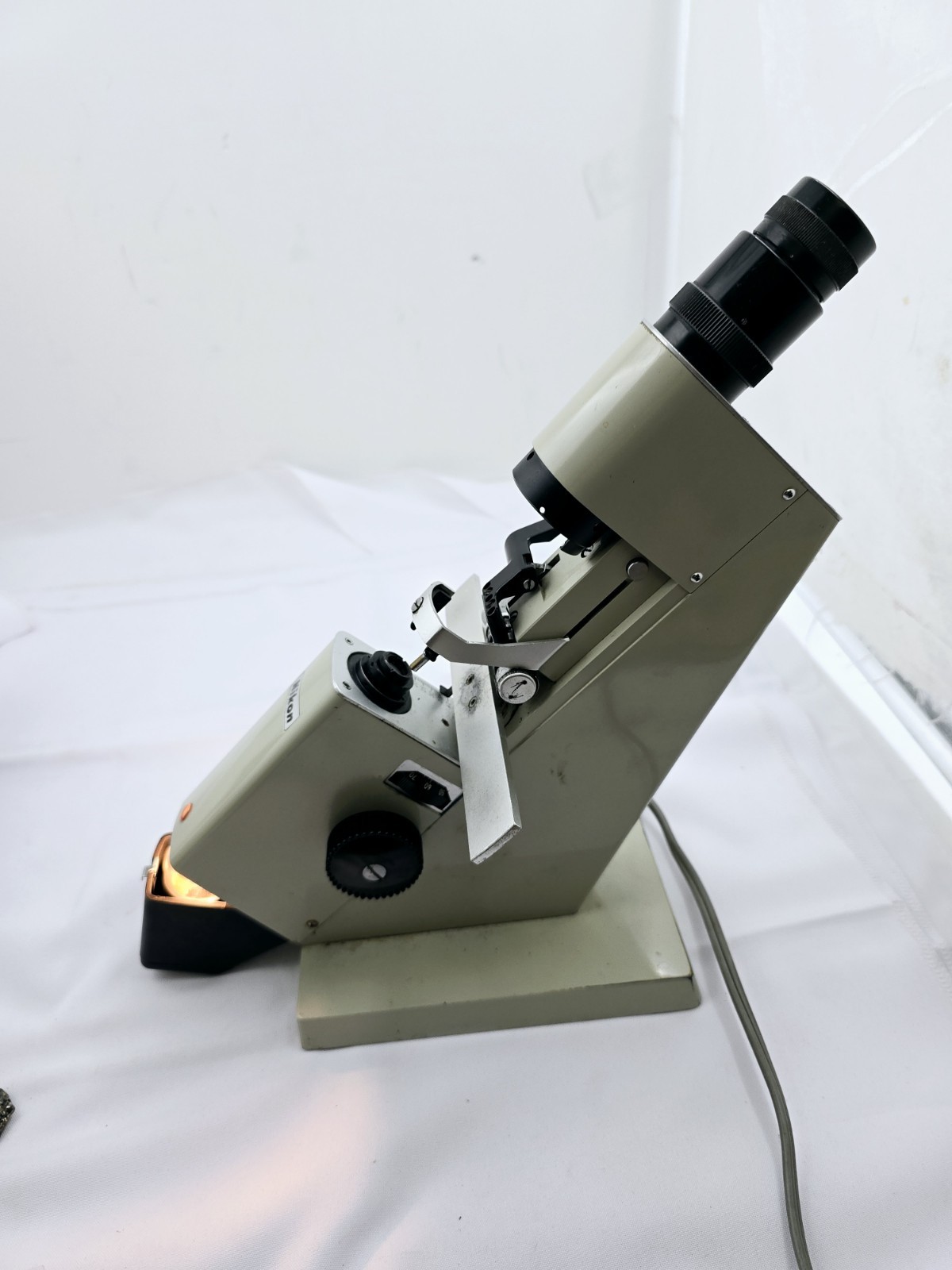 Nikon Lensometer POWERS ON. MISSING PIECES?