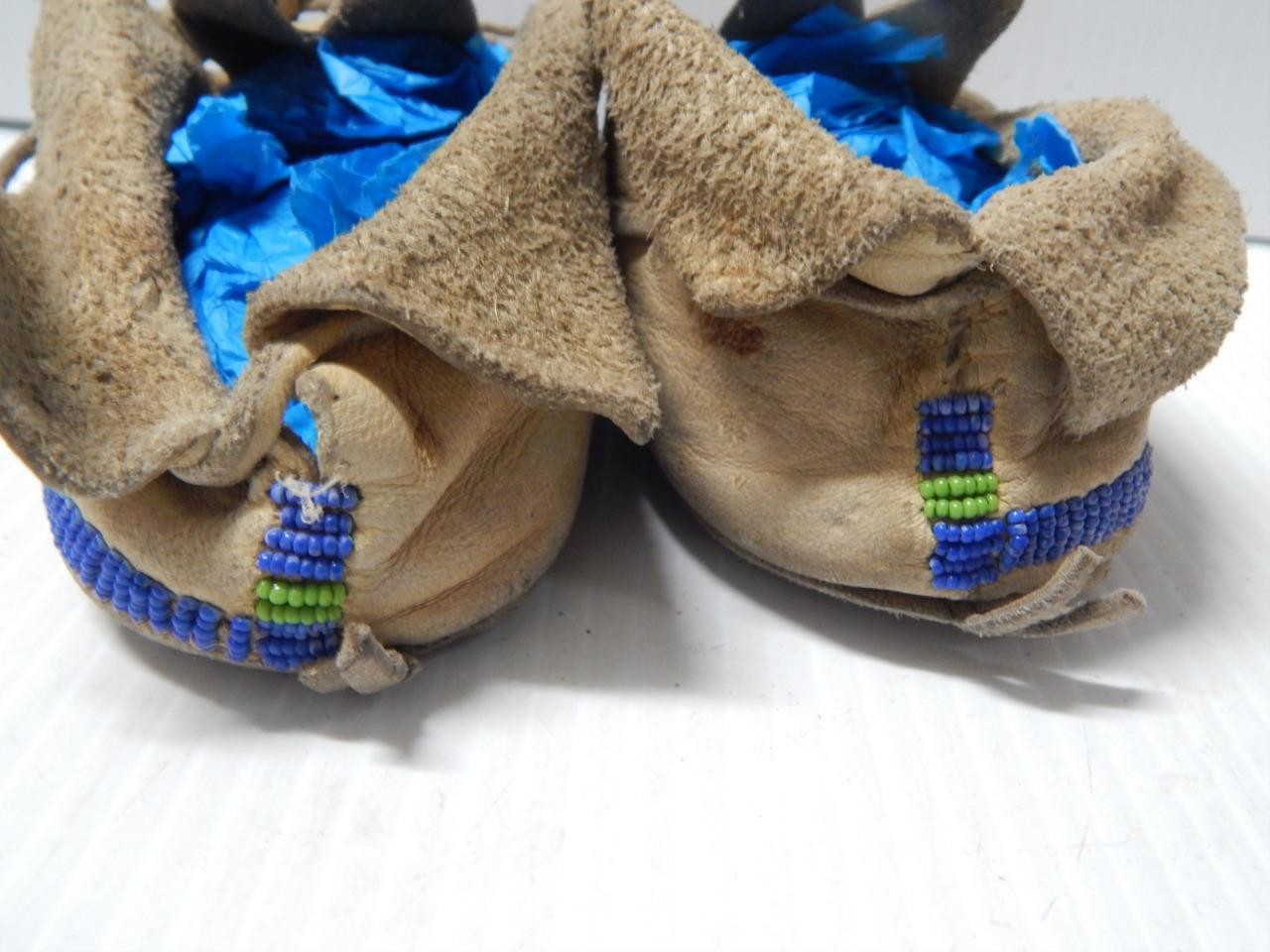 MINT VINTAGE 1940s era SO ARAPAHO INDIAN BEADED MOCCASINS - HARD SOLES - ADULT