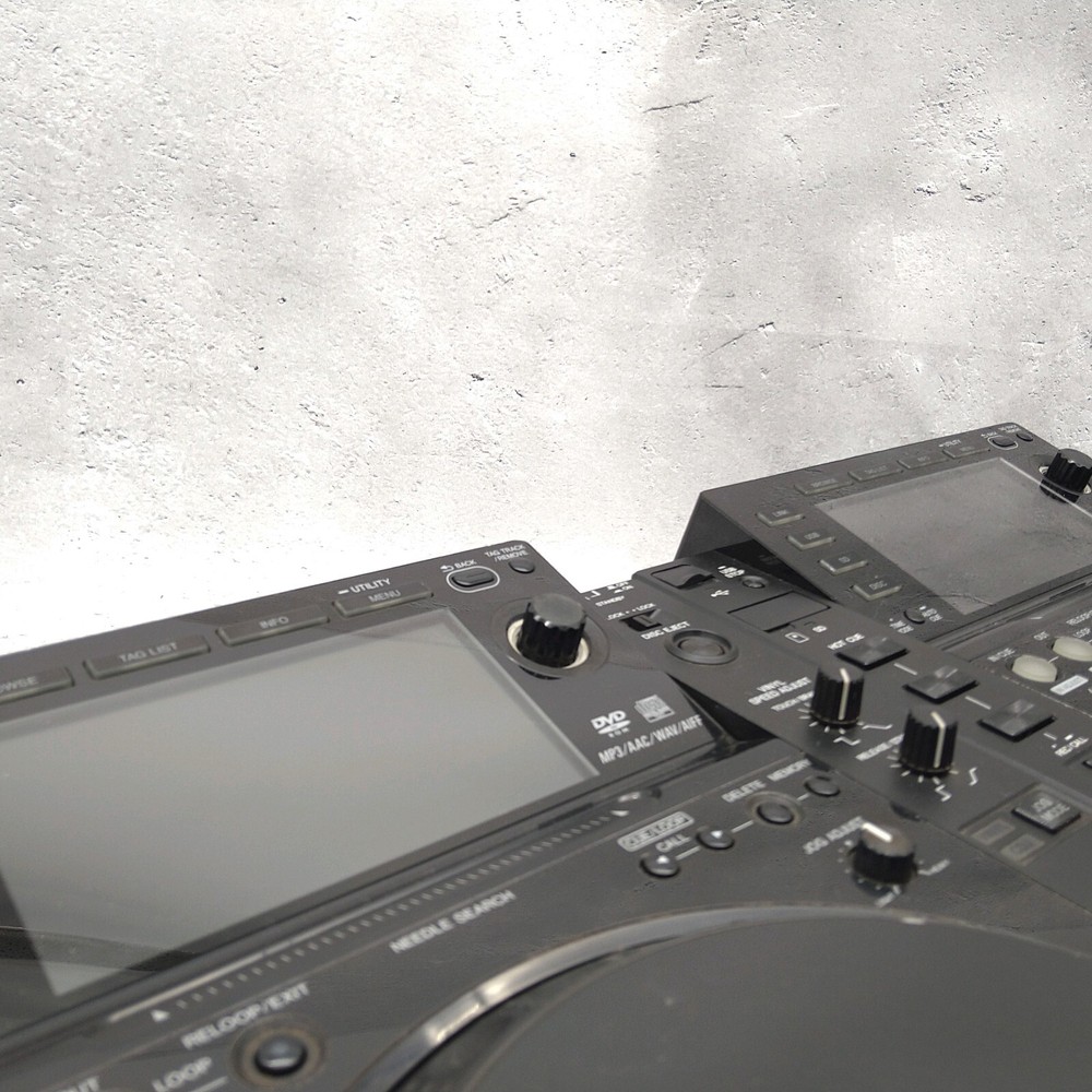 Pair 2x Pioneer CDJ-2000 Professional DJ Multi Player Digital Turntable CDJ2000