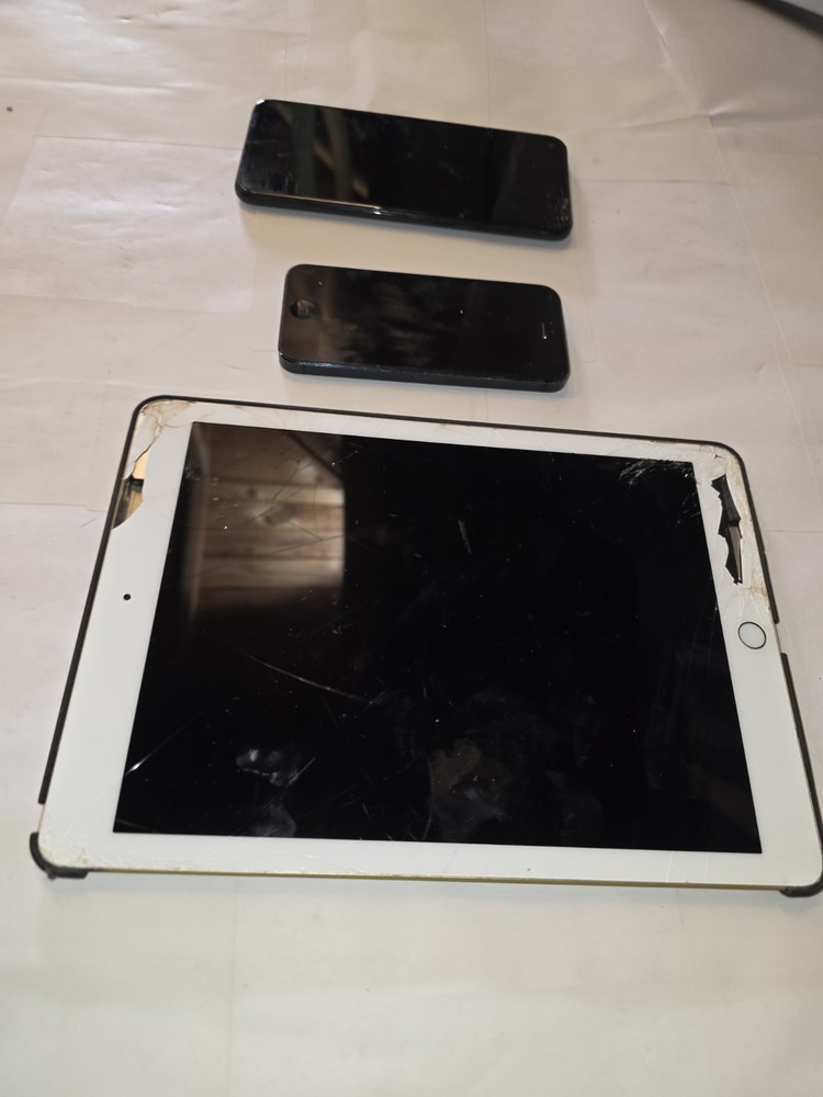Broken Electronics Lot – Samsung Smartphone, Apple iPhone, Apple iPad Tablet –