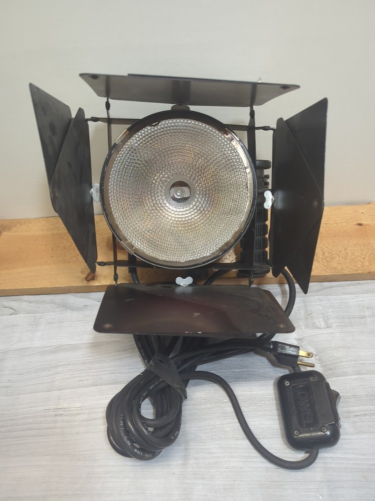 Lowel DP D210927 Continuous Light 1000 W w/ Adjustable Barn Doors Show Lights
