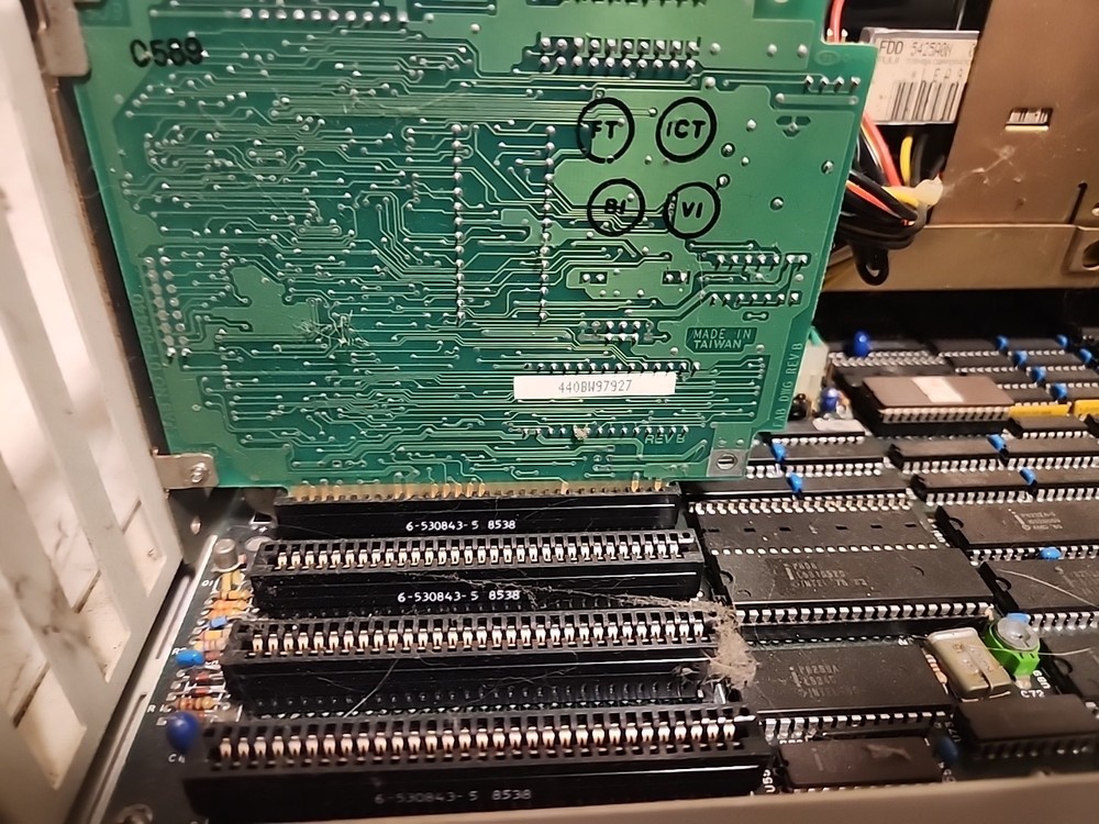 Vintage Desktop PC Leading Edge Model DC-2012 Computer Powers On