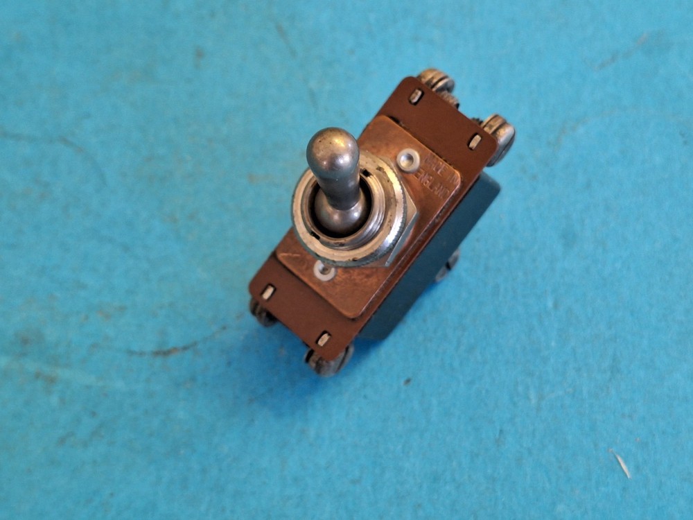 Toggle switch ~ DPDT ~ 250v @ 3A ~ Screw terminals ~ RS Components