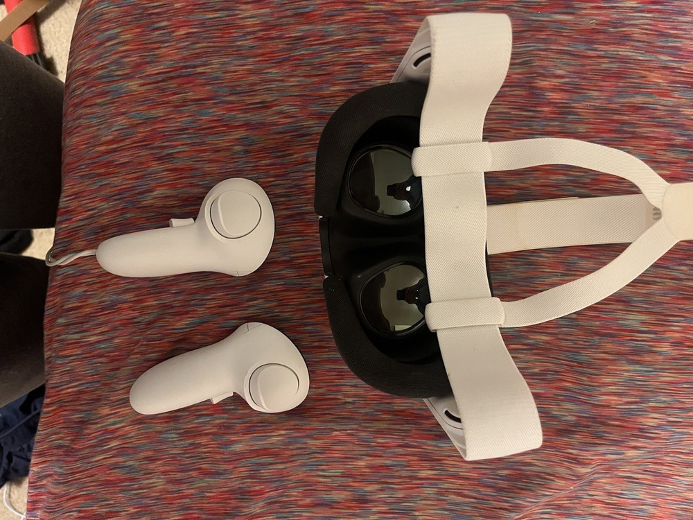 Oculus Quest 3 w/(case and charger)