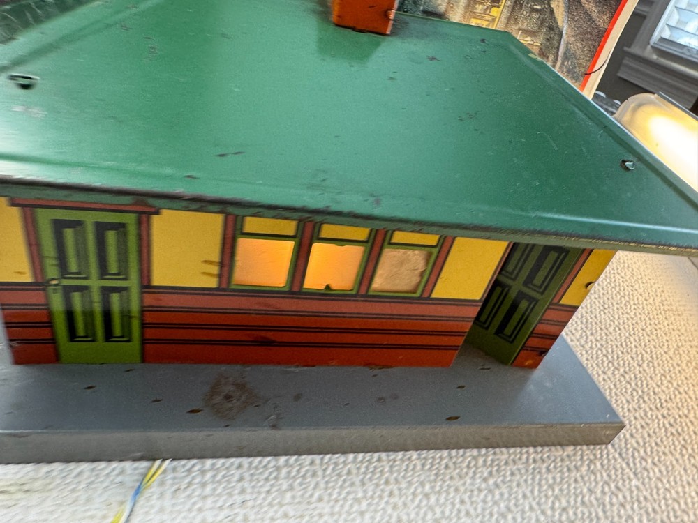 🚂 O SCALE- LIGHTED TIN LITHO TRAIN STATION 💥 L2221