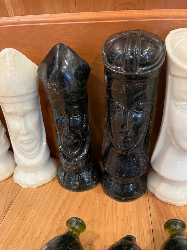 Complete 32-piece Duncan Mold Solid Plastic Chess Set