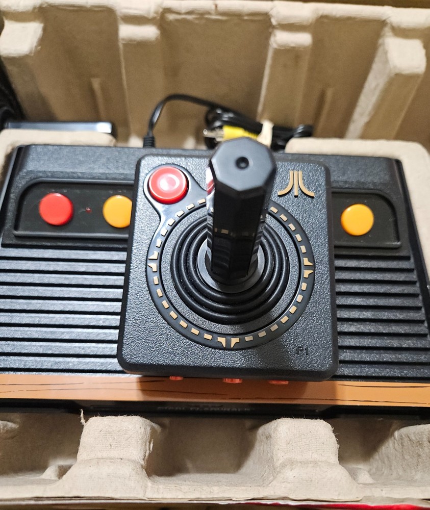 Atari Flashback 6 Classic Game System 100 Built-in Games 2 Wireless Controllers