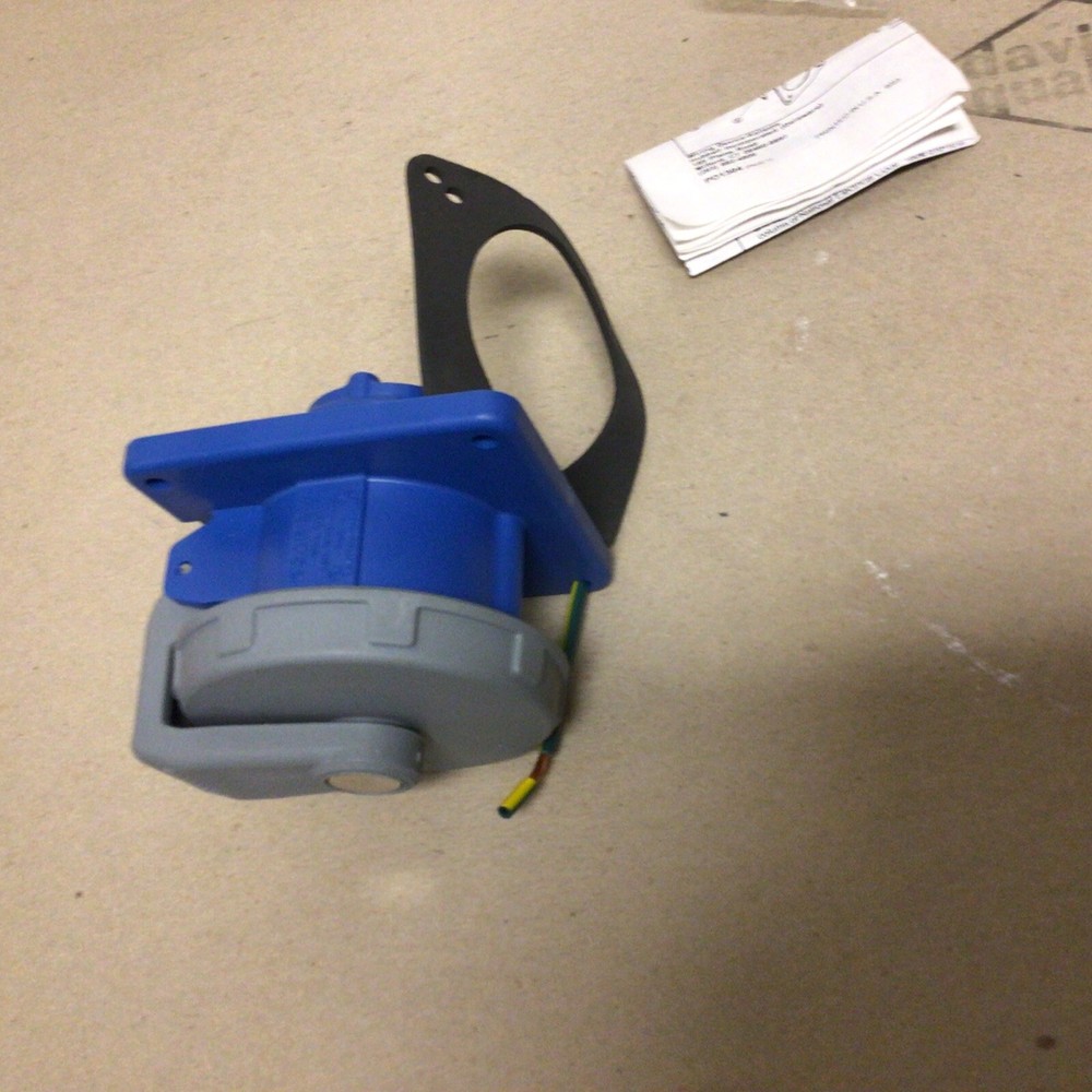hubbell receptacle Connector 520R9W