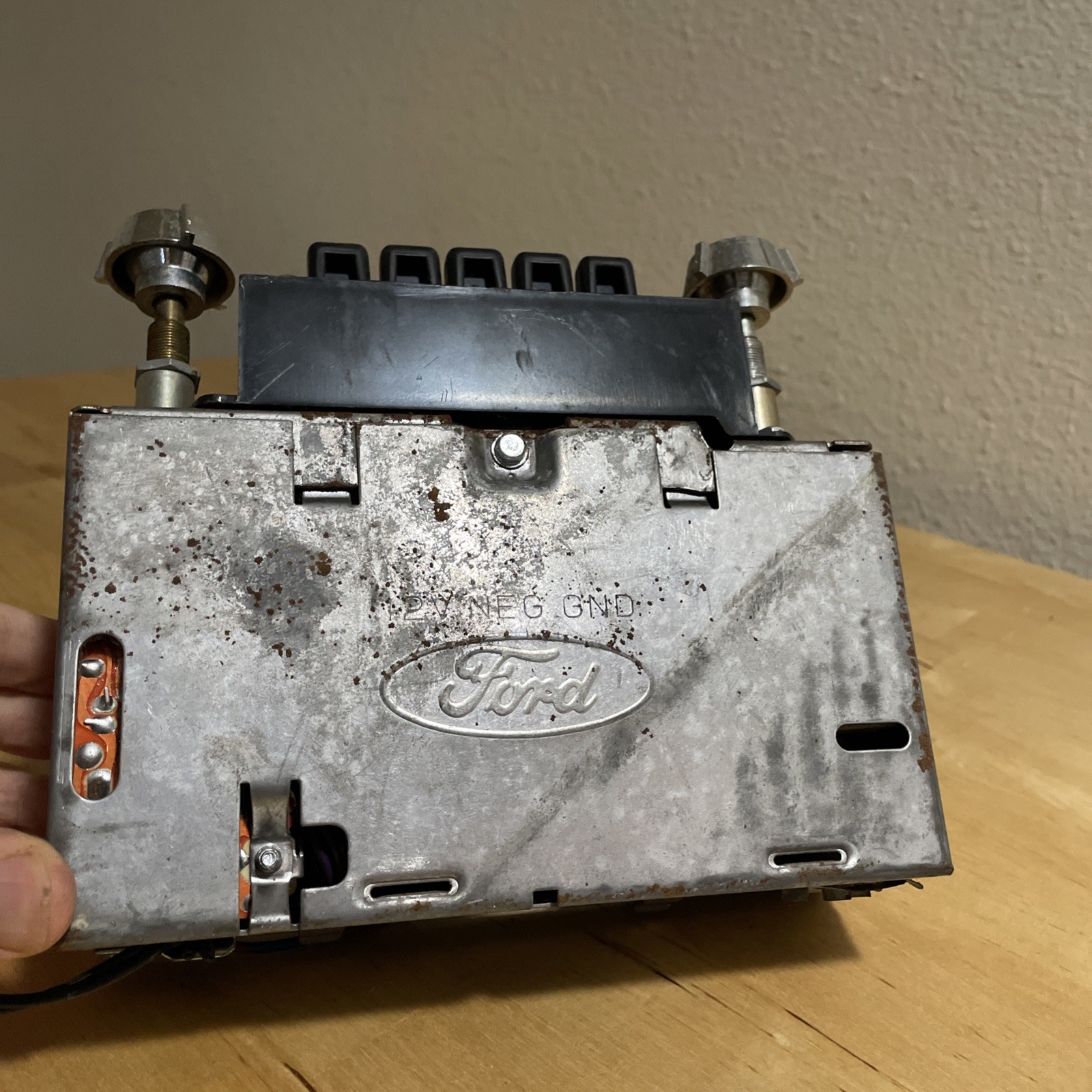 VTG 1973-1979 FORD TRUCK AM/FM Stereo Radio Model # D9TF-18806-AA Excellent