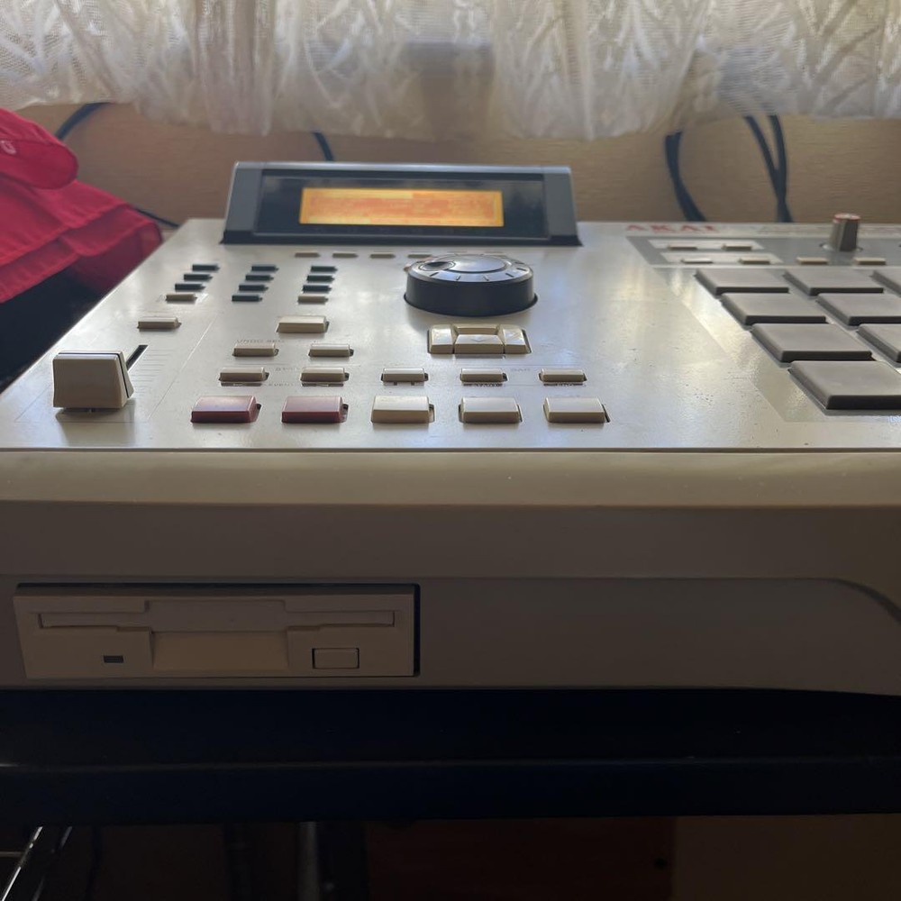 AKAI MPC 2000XL MIDI Production Center Sampler Sequencer Drum Machine
