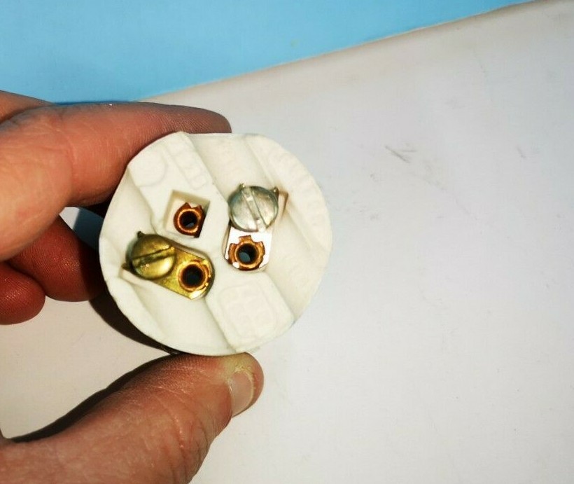 INTERMEDIATE 2-Piece Ring-Type PORCELAIN LAMPHOLDER Screw Term SOCKET 2625