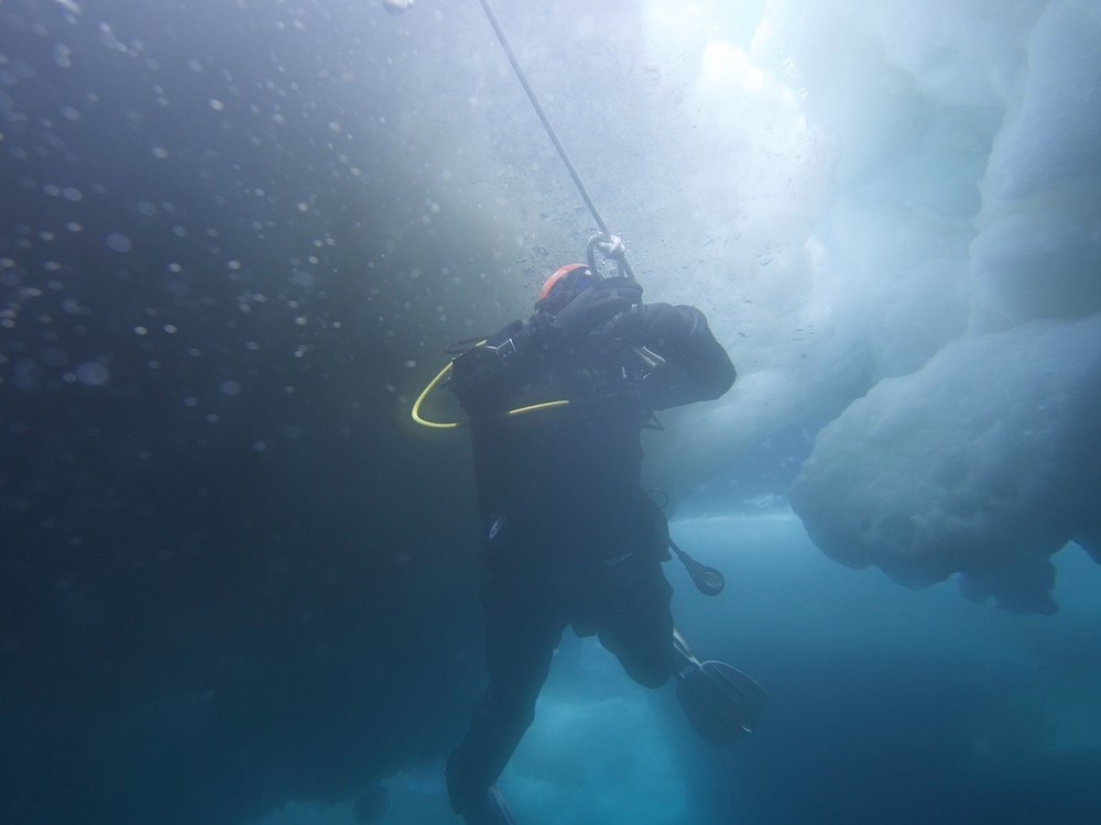 Mares GENIUS Color tech dive computer (black) with TWO Mares Transmitters!