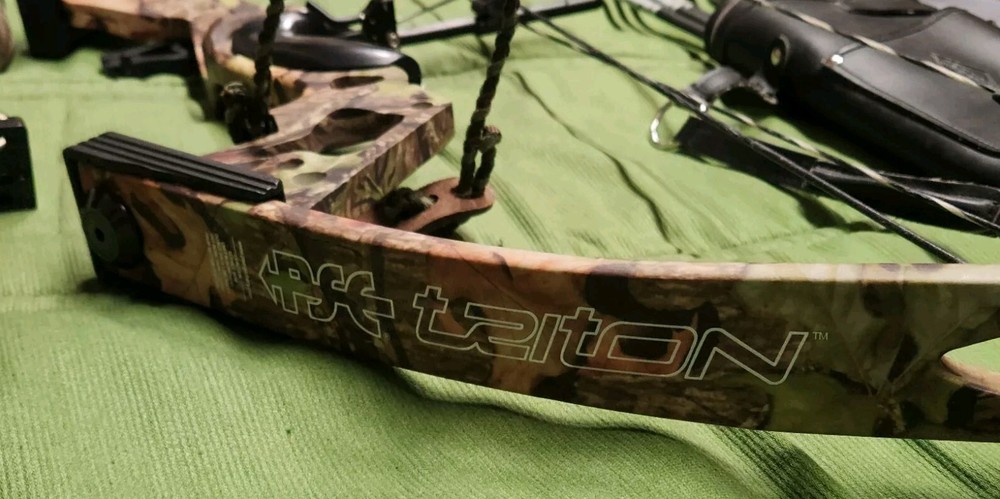 PSE Triton Bow, Complete Setup, EUC, 29" Draw, 70 Lbs Max, W/Arrows & Soft Case