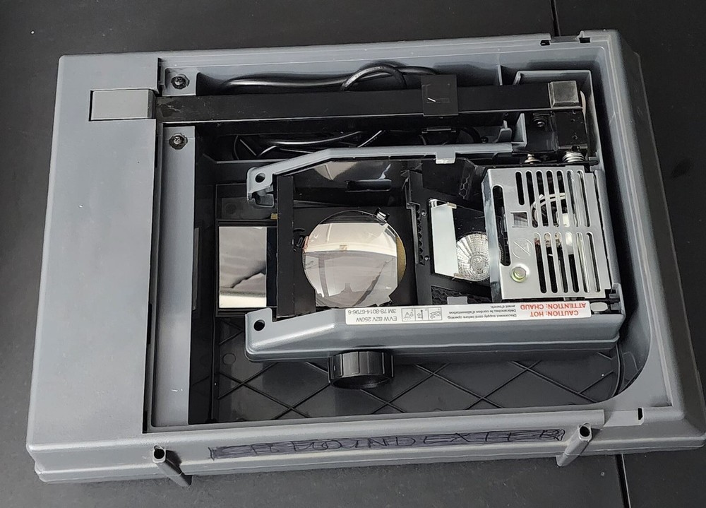 3M Visual Systems 2000 AG Portable Overhead Transparency Projector