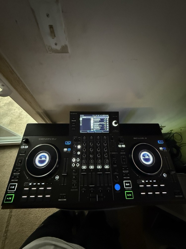 Denon DJ SC Live 4 Standalone DJ Controller + Padded Carry Bag | Excellent