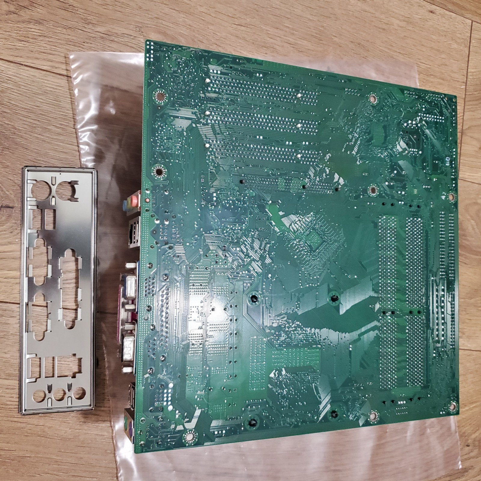 Intel D865GLC / D865PES0 Motherboard Socket 478 + CPU 2.4 Pentium 4 + I/O Plate