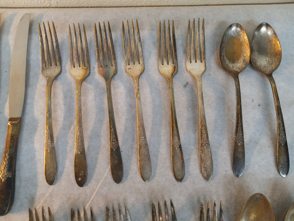 34pc. Antique ONEIDA COMMUNITY Tudor Plate FLATWARE LOT Service for 5
