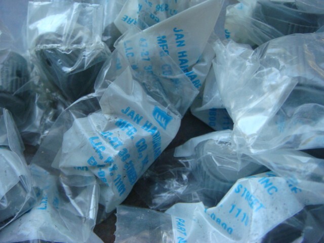 ONE Lot Three (3) Dual Set-Screw GRAY Pointer Knobs MS91528-1K2G -- New & Unused