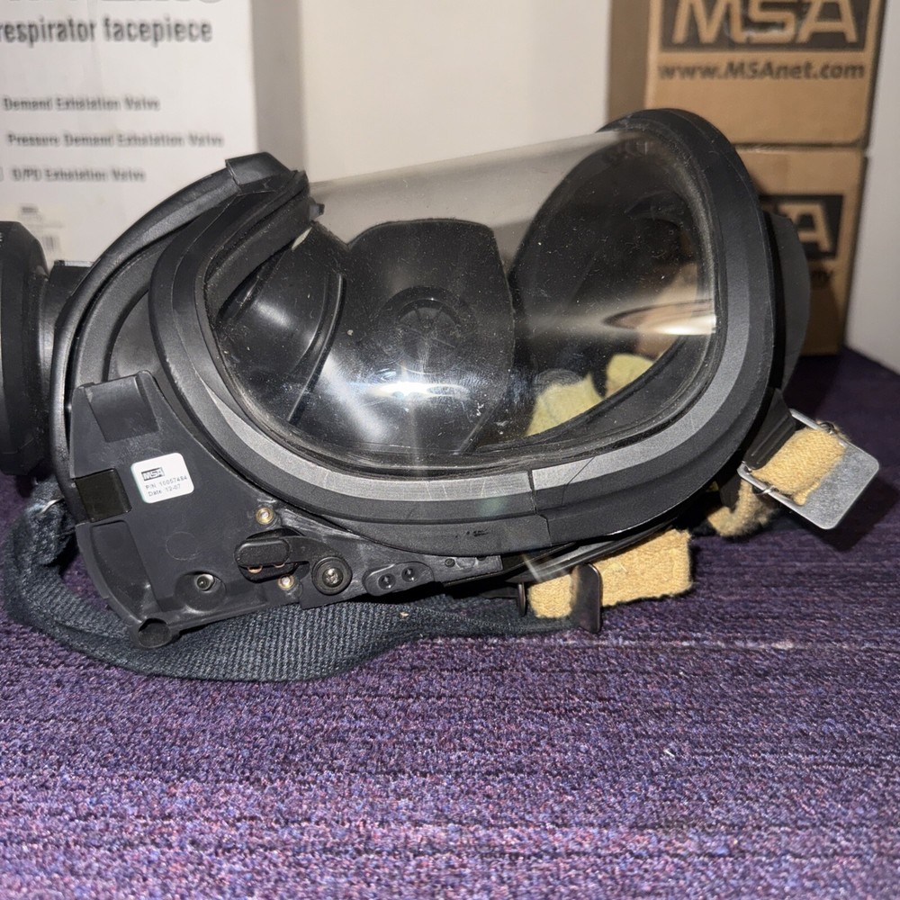 MSA Medium FACE MASK 10121723 Floor Model +4 filters