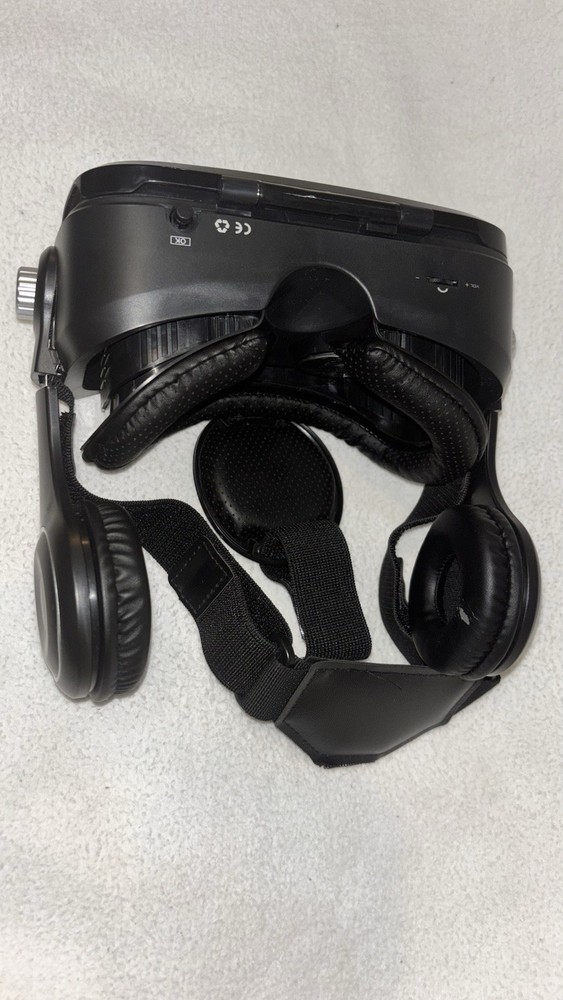 Virtual Redlity Viewer With Augmented Screen Built In Headphones