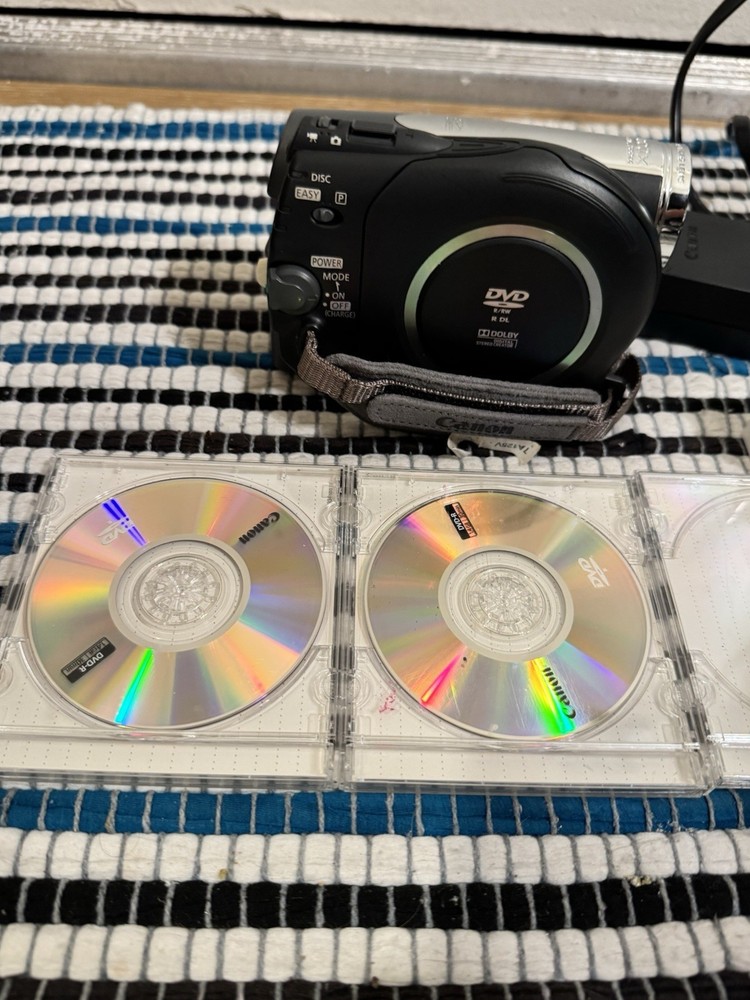 Canon DC410 MiniDV Camcorder Bundle