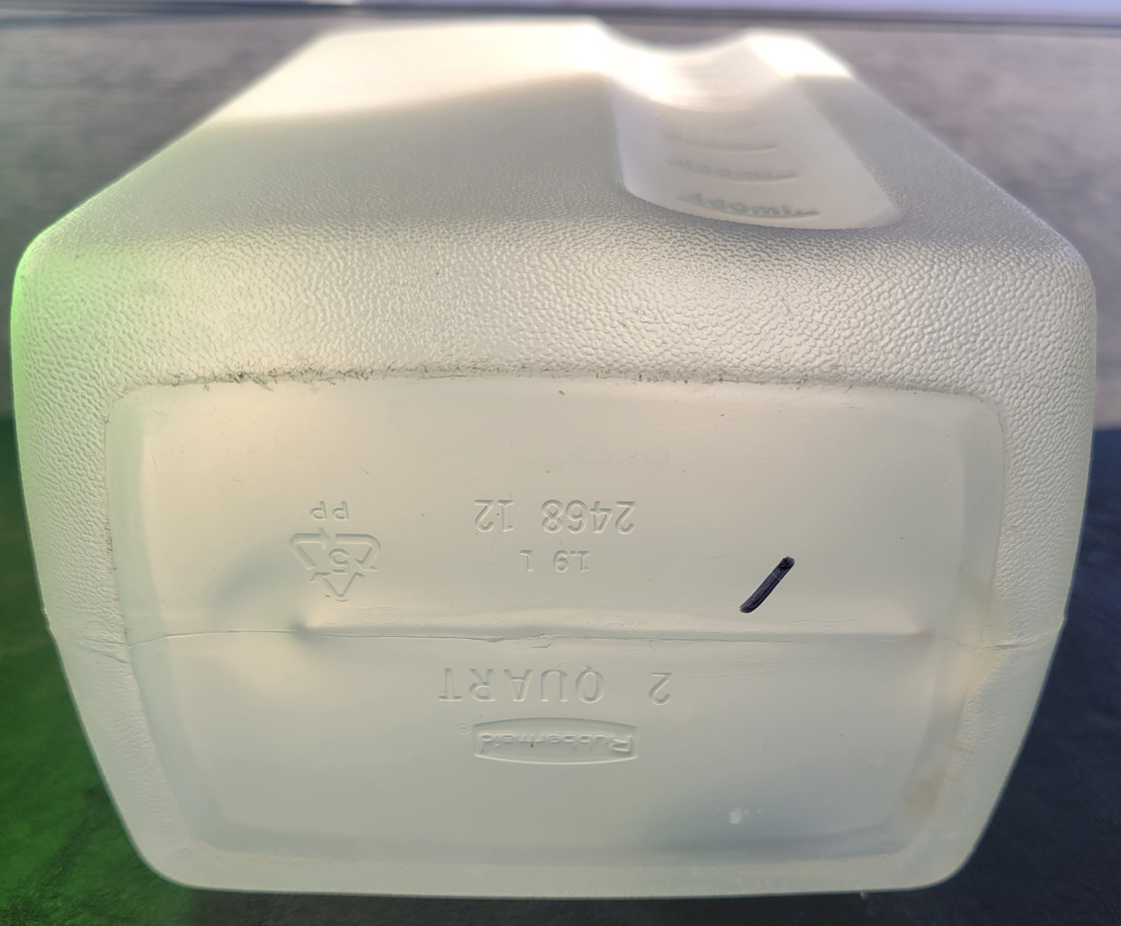 Vintage Rubbermaid 2 Quart 64 Oz Servin Saver Drink/Beverage Pitcher/Bottle 2468