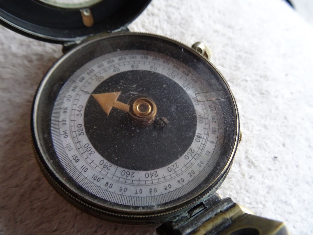 1917 WW1 issued army prismatic marching compass , E.R.WATTS & SON