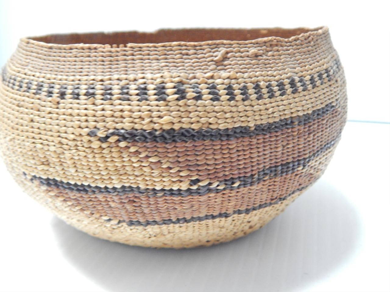 FINE ANTIQUE YUROK (HUPA) CALIFORNIA GLOBULAR GIFT SIZED BASKET - CLEAN + NICE