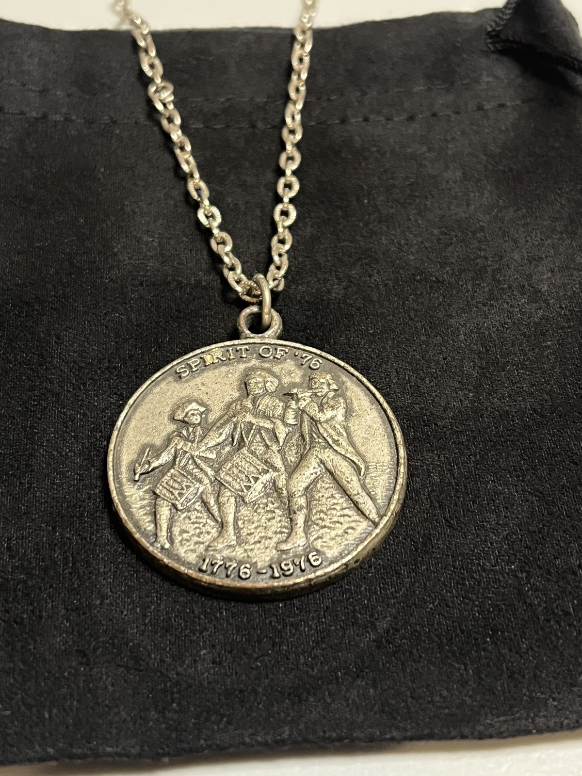 Vintage Bicentennial Spirit of ‘76 Coin Pendant Necklace Great Seal of US