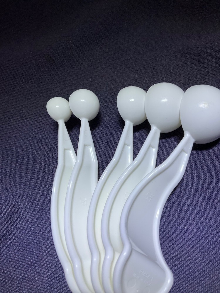 Tupperware White Measuring Spoons Set D Ring Ergonomic Curved Blue Lettering