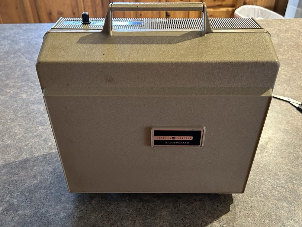 Vintage General Electric Solid State Automatic Portable Record Player 198A6541-4