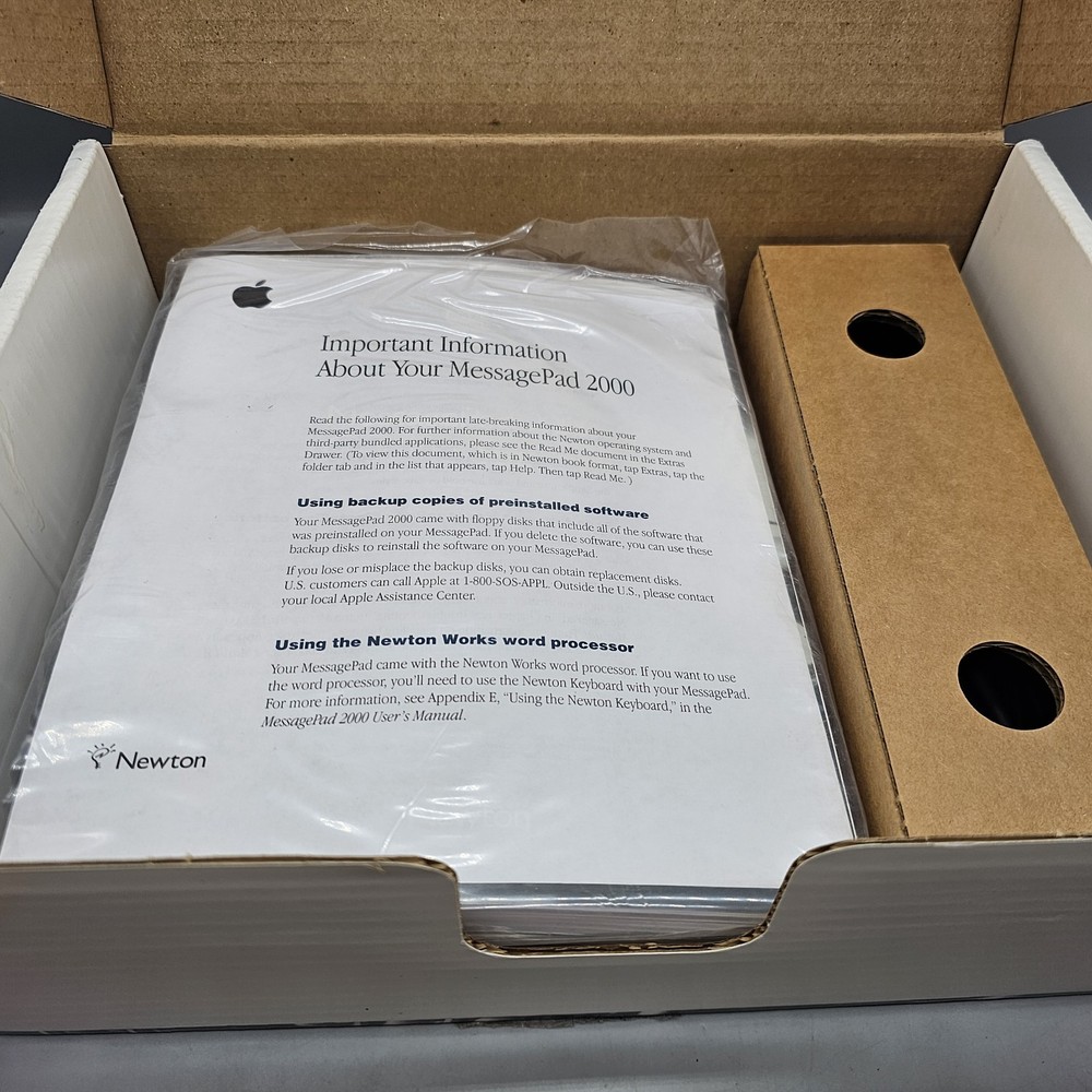 Newton/ Apple MessagePad 2000 Bundle in BOX ALL ORIGINAL Paperwork ACCESSORIES