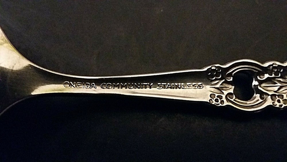 Oneida Viola stainless sugar spoon 6"