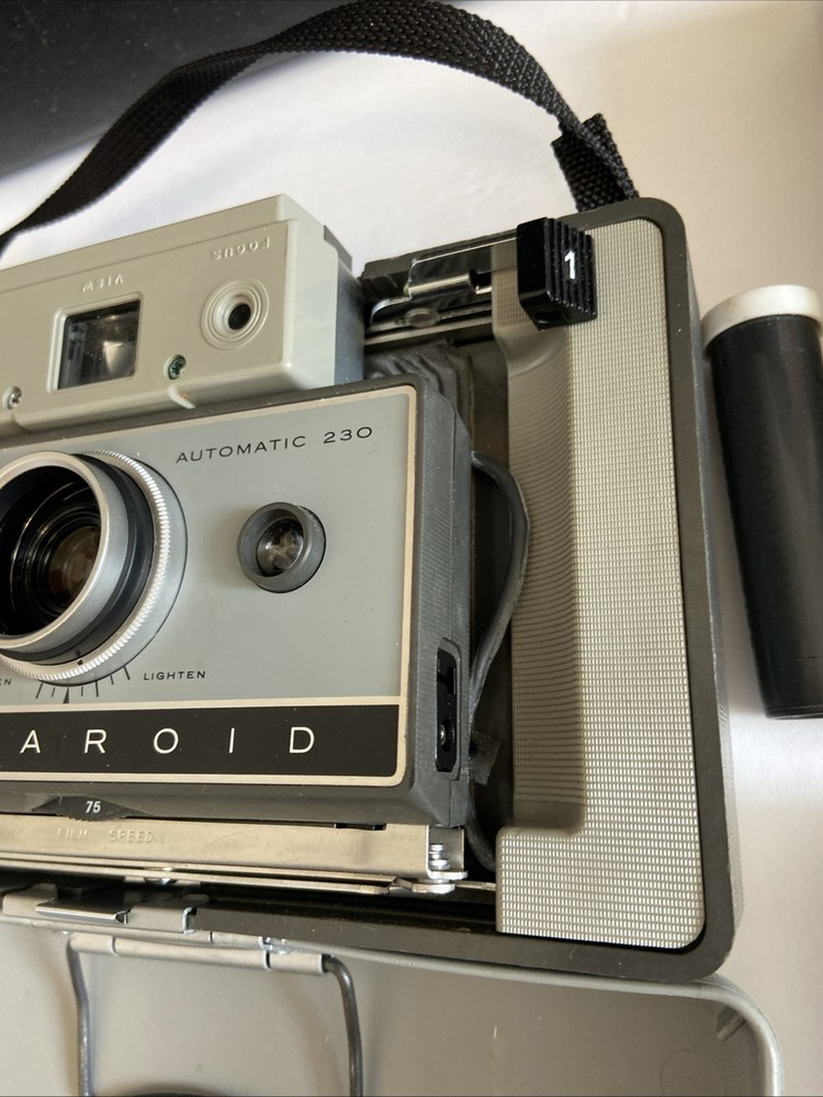 Vintage Polaroid Automatic 250 Land Camera w/ Case, Strap,Flash Not Tested