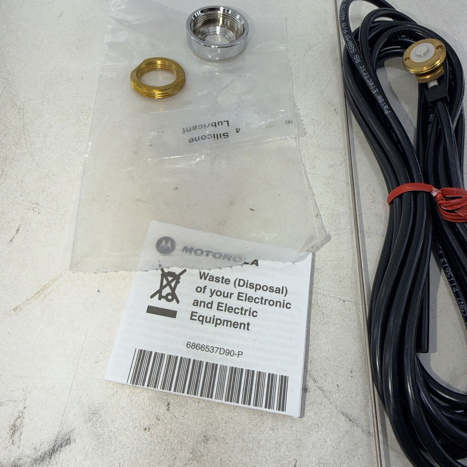 Motorola 1/4 Wave Roof Mount Antenna Kit in Open package