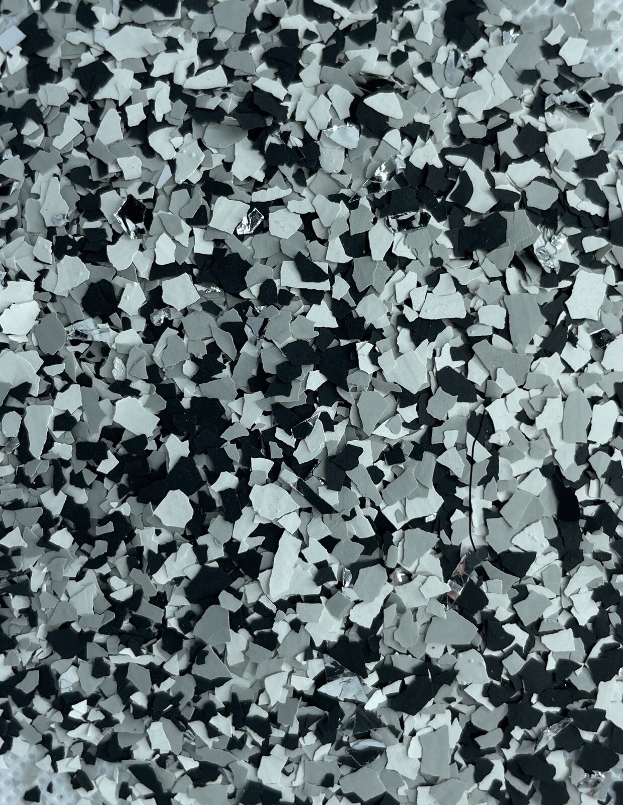 CHIPS FLAKES FOR EPOXY FLOORS DOMINO TUXEDO MIX 1/4” 50 Lb Cs