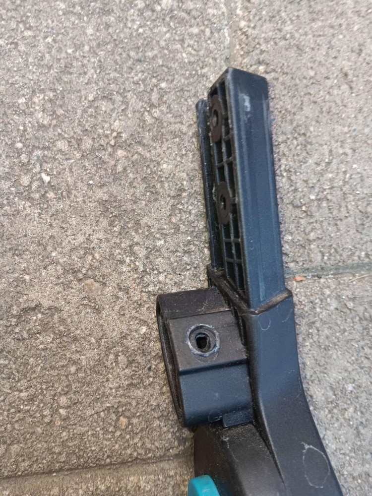 Thule Urban 2 Glide LEFT SIDE SWAY HANDLE INSERT PART REPLACEMENT.