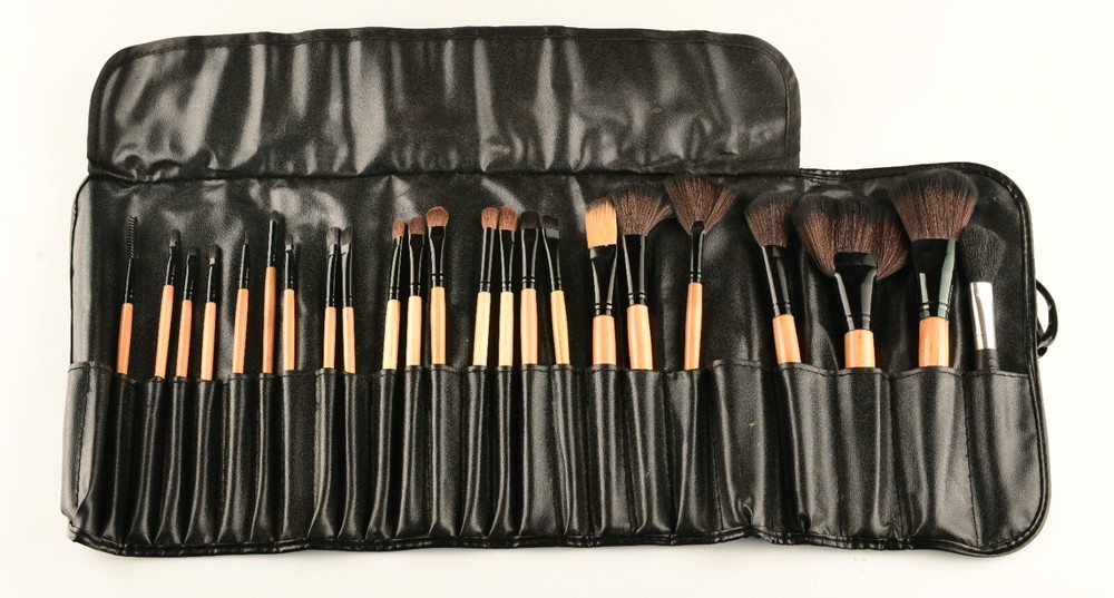 *23 Piece Makeup Brush Set With Black Case