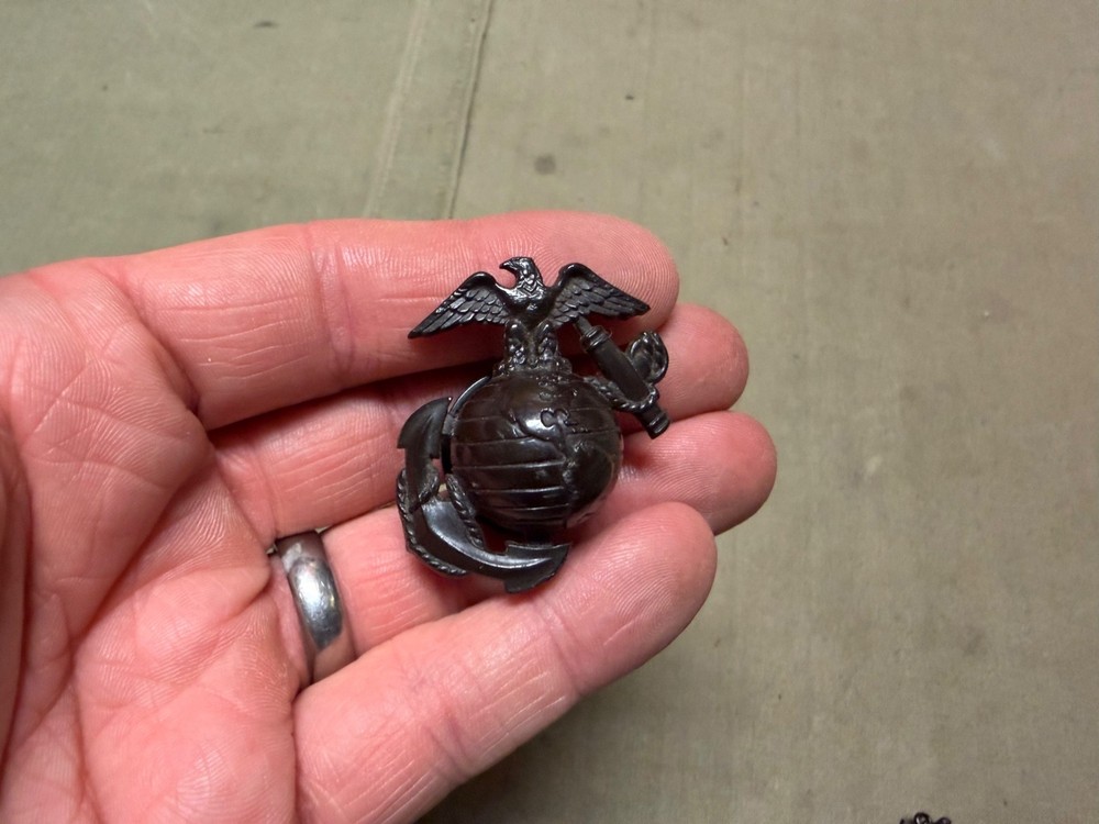 ORIGINAL WWII USMC MARINE INFANTRY EGA LARGE CAP BAKELITE INSIGNIA-PAIR