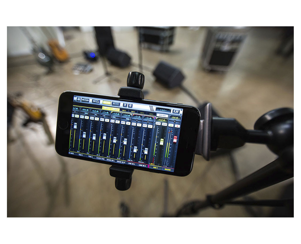 Soundcraft Ui24R Wireless 24-channel Digital Mixer/USB Multi-Track Recorder