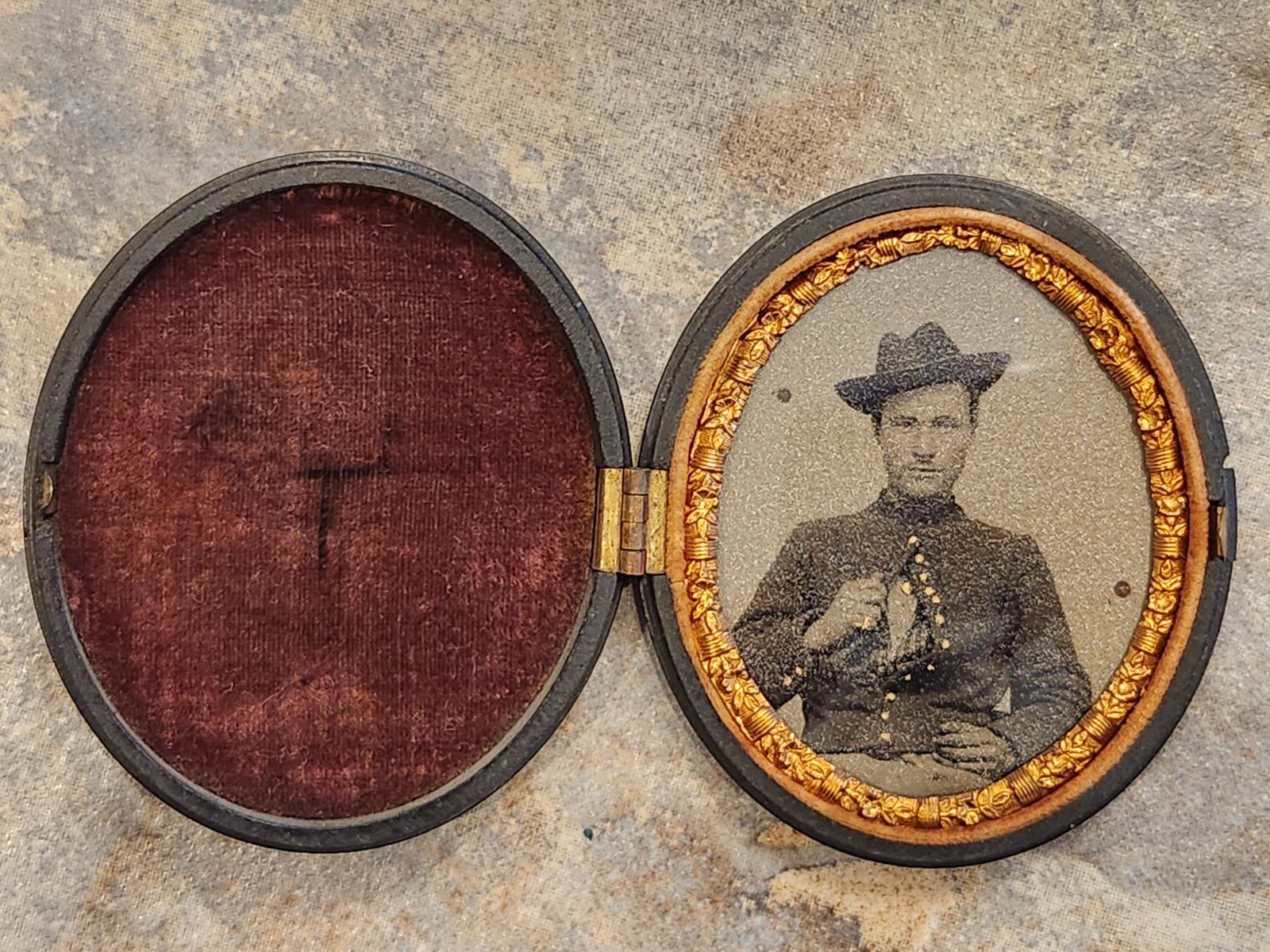 Nice Round Portrait Photo of Civil War Soldier w Gold Buttons & Ring in Case