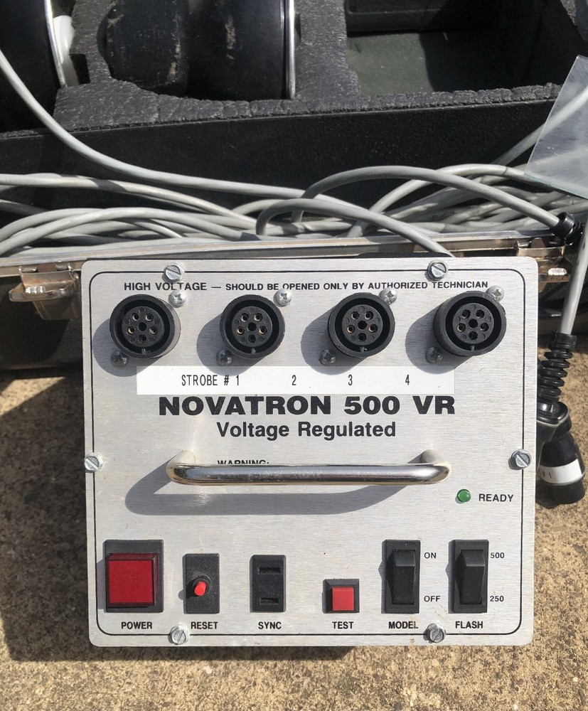 Novatron VR 500 High Efficiency Studio Strobe with 4 Lights and Case. Works.