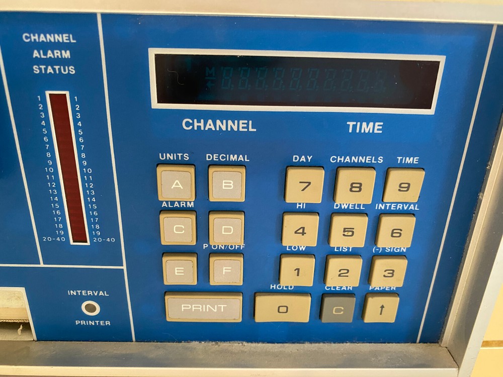 Omega Engineering ThermcoupleThermmeter MODEL 660 Data Logger w/9 tapes