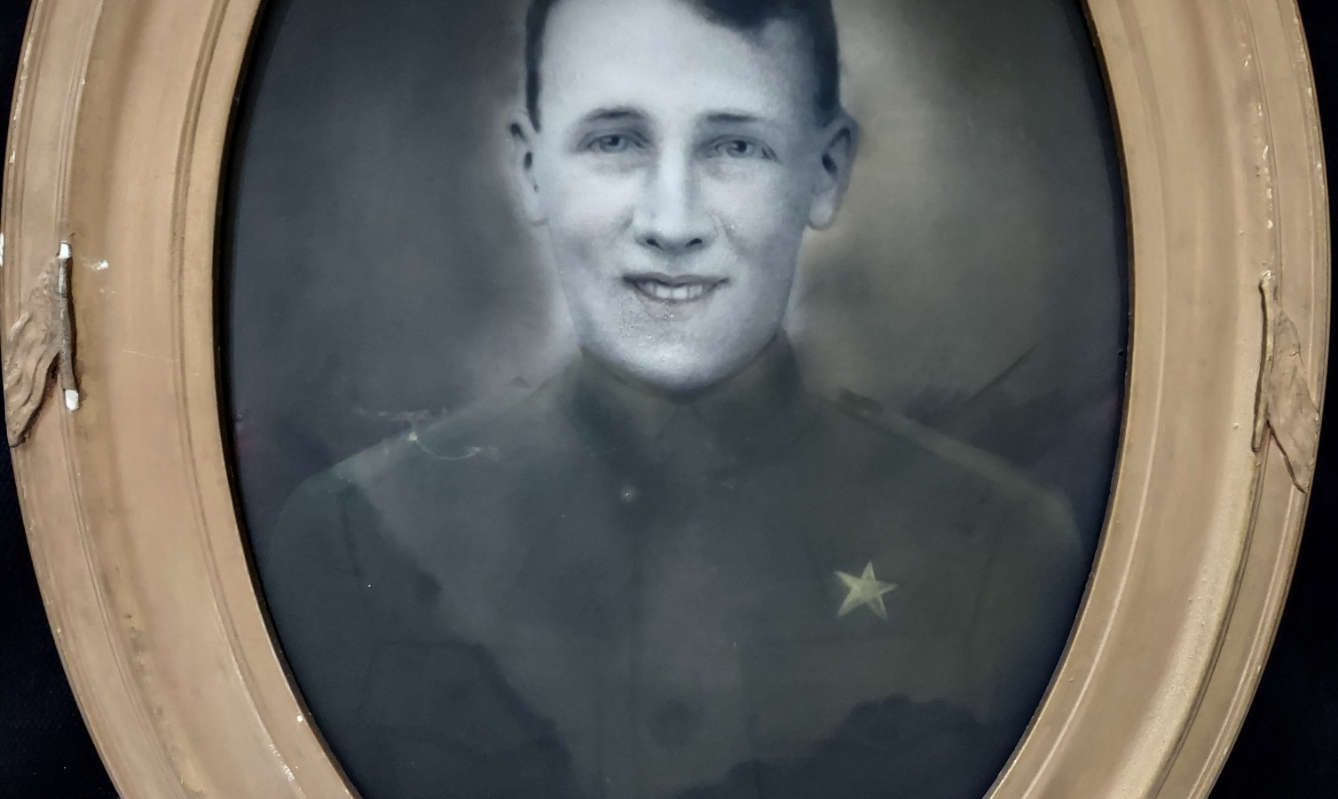 WWI Soldier General's Staff Star Military Frame Oval Bubble Glass